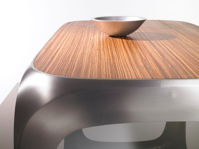 Gerundete Ecke des Couchtischs, Holzplatte im Aluminiumrahmen