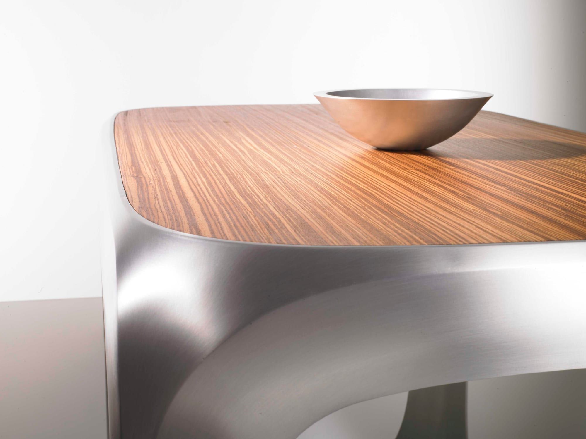 Couchtisch mit Schale aus Aluminium auf der Holzplatte