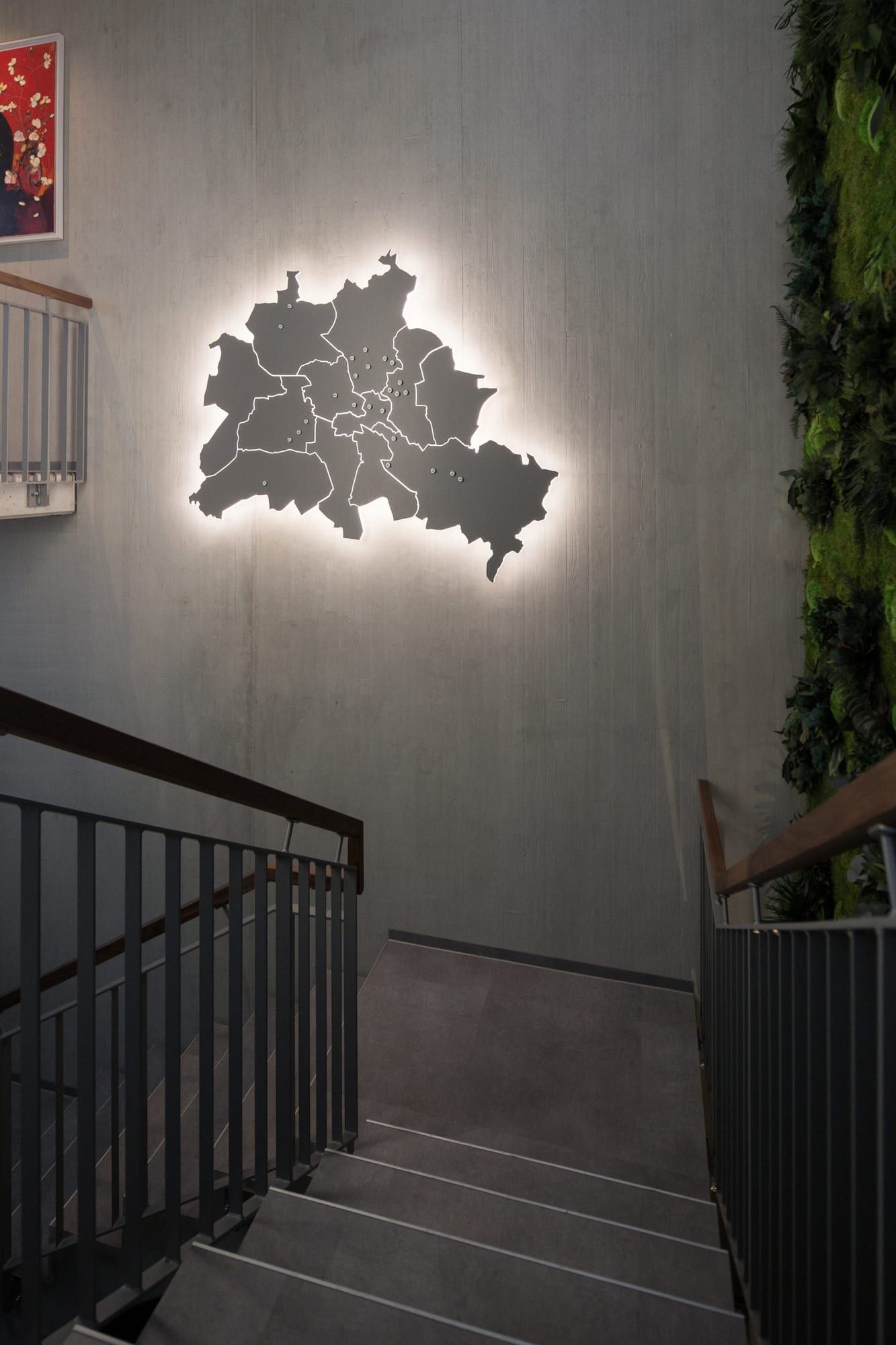 Leuchtende Berlin-Karte im Treppenhaus